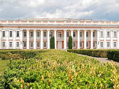 Один із палаців Потоцьких знаходиться у Тульчині Вінницької області. Раніше тут проводили бали, знаходилася бібліотека та картинна галерея, зараз палац приймає гостей, але знаходиться в аварійному стані.