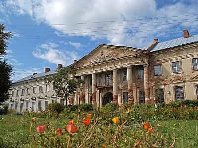  Палац Потоцьких – гарна, але занедбана споруда, яку обов'язково варто відвідати, поки вона зберігає в собі колишню велич.