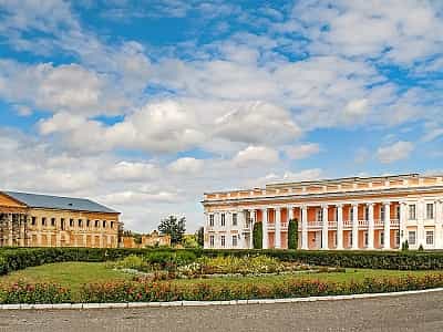 Палац у Тульчині – один із найяскравіших та найвідоміших представників палацово-паркових комплексів Вінничини.