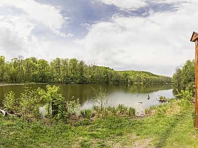 Шелехівське озеро знаходиться в селі Межиріч (Міжріччя) Сумської області. Найкраще добиратися до нього своїм ходом – шлях нерідко буває важким. Рекомендується запитувати дорогу у місцевих, щоб не заблукати.