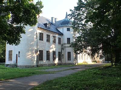  Садиба Шувалова є унікальним різноплановим палацом, де є швейцарська резиденція, і мисливський замок.