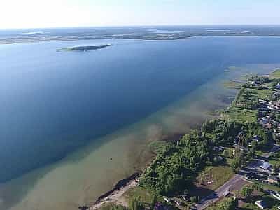  Озеро Світязь розташоване у Волинській області, воно є найбільшим серед Шацьких озер та входить до Шацького природного заповідника.