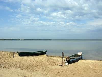 Озеро Світязь - найвідоміша водойма з комплексу Шацьких озер; це чисте озеро, розташоване серед природи, приваблює відпочиваючих особливою атмосферою, а також комфортом, які подарують довколишні бази відпочинку.
