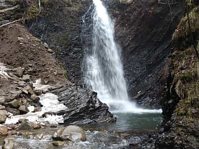 Однокаскадний водоспад Гук Женецький ідеально підходить як об'єкт для здійснення неспішних прогулянок. 