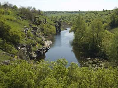 Буцький каньйон належить до семи природних чудес України. Він розташований у Черкаській області в селі Буки Маньківського району.
