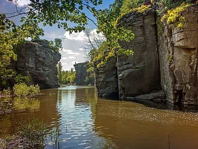 Буцький каньйон належить до семи природних чудес України. Він розташований у Черкаській області в селі Буки Маньківського району.