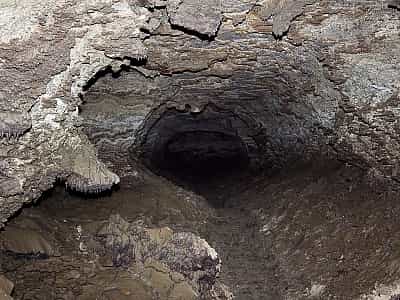 Україно-Молдавська гіпсова печера Попелюшка - це цілий лабіринт залів, що вражають спелеологів і туристів.