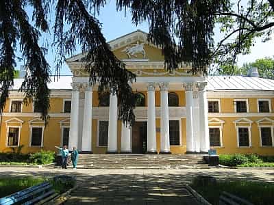 У Житомирській області розташований розкішний за своєю архітектурою палац, який раніше був колишньою садибою польських аристократів Ганських. Об'єкт був побудований на початку 19 століття.