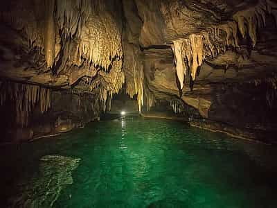 підземні озера в Червоній печері в Криму