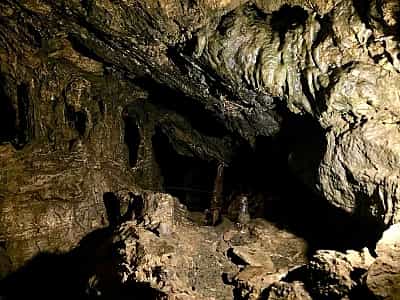 Червона печера вважається найбільшою з-поміж наявних 800 печер, що знаходяться в гірському масиві кримського півострова. 