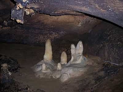Система печер Кизил-Коба розташована поруч із населеним пунктом Перевальне, на відрогах Долгоруківської яйли, у Сімферопольському районі. 
