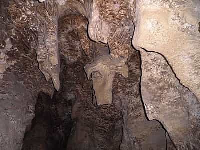 Дивовижна Кришталева печера з казковими залами та кришталевим коридором.