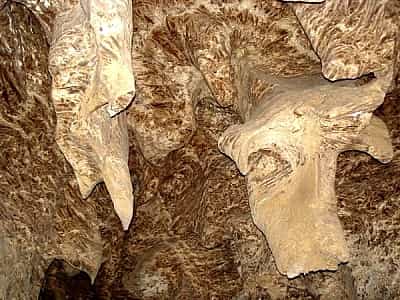 Довжина Кришталевої печери - понад 20 кілометрів, проте шлях екскурсії займає лише 2 кілометри. Перші 500 метрів печери - це темний і вузький хід, після якого відкриваються всі таємниці цього місця. Печера поділена на тематичні зали - приміром, Зоологічна