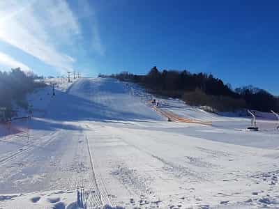 В однойменному селі Майдан розташована не лише база для підготовки спортсменів, а й траса для любителів лиж та борду.