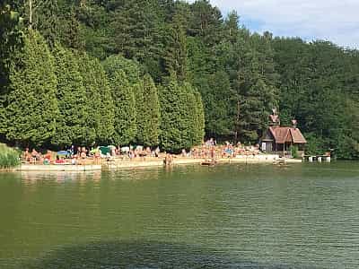 Пляжний відпочинок в відпочинковому комплексі "Чарівні озера" в селі Майдан