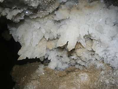 Печерні мінеральні утворення в печері Оптимістична