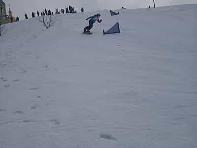 Комплекс зимових розваг: сноутюбінг, санки, лижі та сноуборд у Тернополі на вулиці Тарнавського, 22а.