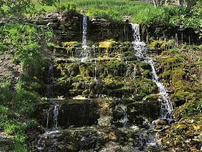 Степові каскади водоспадів Трубецького з'явилися внаслідок розчищення вапнякового грота. 
