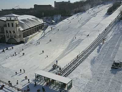 Парк активного зимового дозвілля в місті Дніпро. Гостей чекає лижна траса, льодова ковзанка та спеціальний спуск для тюбінга.