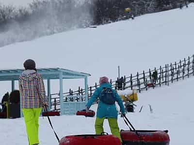 Зимовий парк Лавина (Дніпро) - це сучасний, обладнаний і технічно оснащений гірськолижний комплекс, де кожен відпочивальник зможе себе відчути повноцінним лижником.