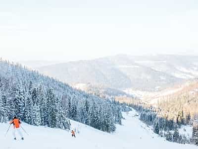 Комплекс "Захар Беркут" пропонує великий перелік розваг як в зимовий, так і в літній період. Зимою крім катання на лижах можна проїхатись на снігоході по спеціальній дорозі на вершину гори. 