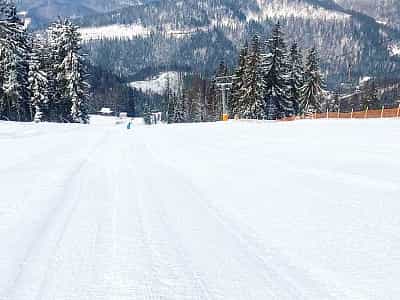 Гірськолижний комплекс "Захар Беркут" пропонує відпочивальникам великий набір зимових розваг та понад 9000 метрів снігових трас. 