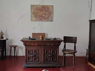 внутрішня оздоба кімнати в старовинних будинках в чернівецькому обласному музеї культури та побуту