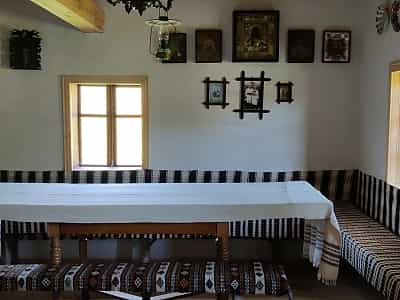 внутрішня оздоба кімнати в старовинних хатах в чернівецькому обласному музеї культури та побуту