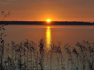 Озеро Пісочне є природного походження та знаходиться на північному заході від села Мельники. Його площа становить лише 1,38 км², а середня глибина - близько 7 метрів. 