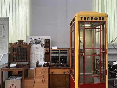 старовинні телефонні апарати в державному політехнічному музей імені Бориса Патона (КПІ)