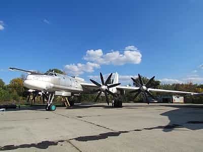 Ту- 95МС в музеї важкої бомбардувальної авіації в Полтаві 