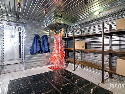Квест-кімната "Холод до тремтіння" в стилістиці горор на Володимирській вулиці в Києві.