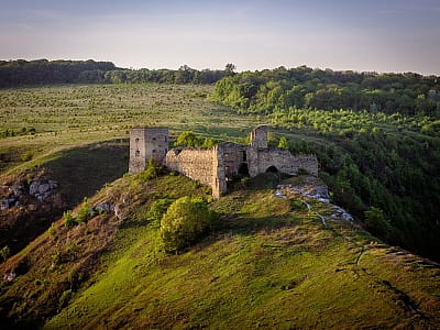  У 1615 році воєвода Микола Гербурт збудував мурований замок, якому скелясті схили надавали додаткового захисту. Стіни були побудовані з піщаника, а форма замку відтворювала контури місцевості. 