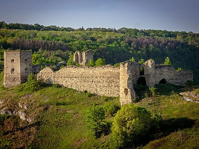 У селі Кудринці, на горі Стрілки поблизу річки Збруч розташована фортифікаційна будівля замку. Вона була зведена з піщаника в сімнадцятому столітті за наказом польських шляхтичів Гербуртів.