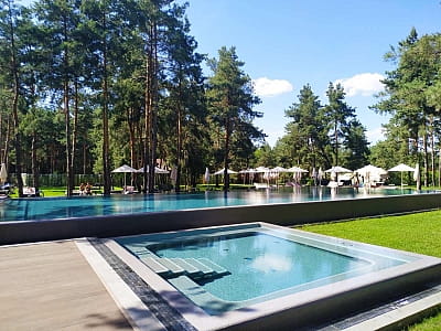Преміум зона: 25-метровий басейн, басейн з гідромасажем в "Sobi Club" в селі Хотянівка біля Києва 