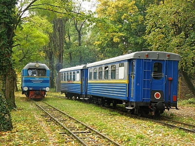 Дитяча залізниця розташована в Закарпатській області, Ужгороді, на вулиці Ботанічна набережна, будинок 2, у центральній частині міста.