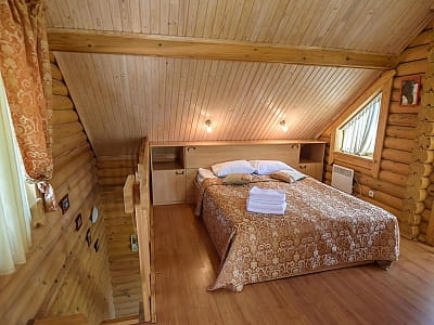 Спальна кімната в заміському комплексі "Лісне ранчо" в селі Лісне, біля Києва