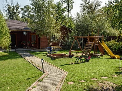 Дитячий майданчик в заміському комплексі "Лісне ранчо" в селі Лісне, біля Києва