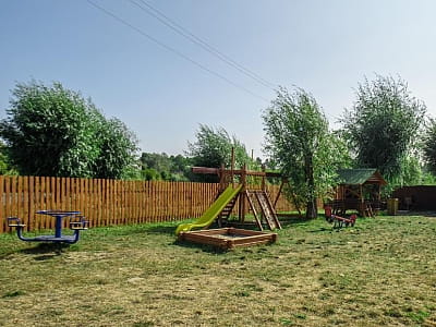 Дитячий майданчик в заміському комплексі "Лісне ранчо" в селі Лісне, біля Києва