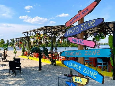 Літній курорт "Mayachok Beach Club" на березі Дніпра з великою пляжною зоною, для ігор та розваг, стильним басейном з підігрівом та можливістю організіції івентів на будь-який запит.