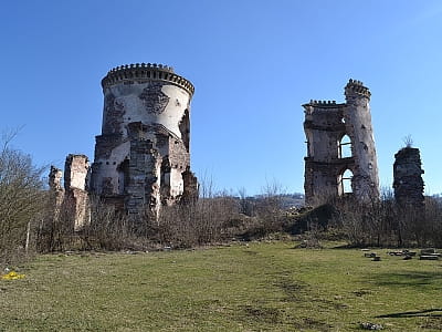 Залишки колись величного Червоногородського замку, що було перебудовано в розкішний палац в мальовничому каньйоні річки Джурин тернопільської області.