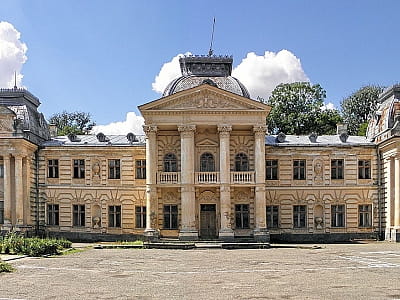 Палац графа Бадені - памʼятка архітектури місцевого значення збудована в 1906 році в стилі ренесанс.