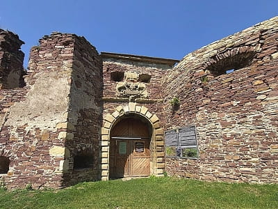 Вхід до замку XVIII століття у селі Підзамочок у Тернопільській області
