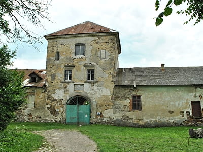Залишки колись величної старовинної твердині - Золотопотіцького замку, що колись належав роду Потоцьких.