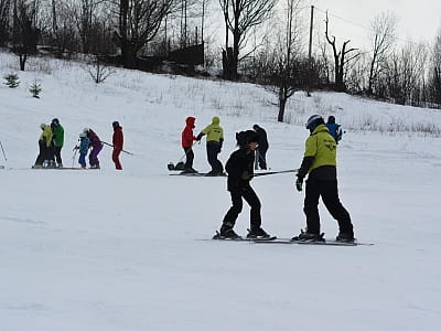 Комплекс активного зимого відпочину всією сім'єю. Група досвідчених інструкторів "Багрівеця" допоможуть початківцям стати на лижі.