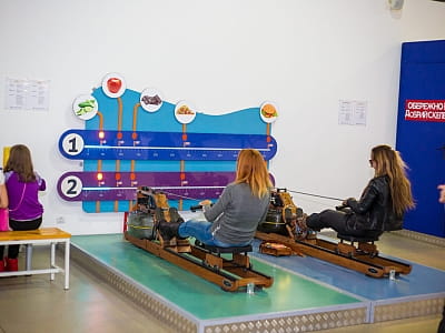 Київський центр науки і техніки пропонує дітям і дорослим унікальну виставку наукових винаходів. Тут можна не тільки дивитися на експонати, а й торкатися їх, створювати свої винаходи та дивитися шоу.